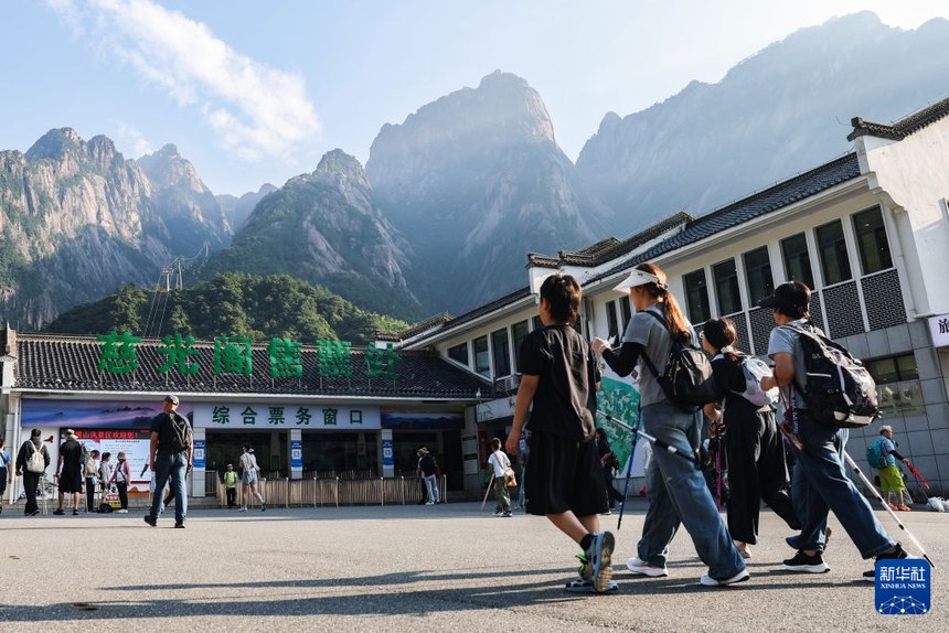 지난 18일, 관광객들이 황산풍경구에서 케이블카 탑승을 준비하고 있다. [사진 출처: 신화사]