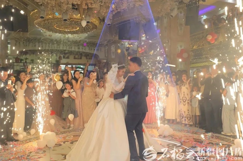 결혼식에 참석한 네티즌과 친지들의 축복 속에서 신랑∙신부가 춤을 추고 있다.