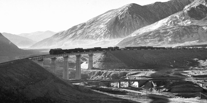 기차가 해발 3700m 칭짱철도 칭하이호 북쪽 기슭을 지난다. [1979년 촬영/사진 출처: 신화사]