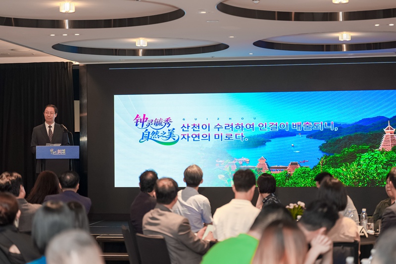 허창쒸 구이저우성 문학예술계연합회 당조 서기 겸 부주석이 구이저우를 소개하고 있다. [사진 제공: 구이저우성 문학예술계연합회]