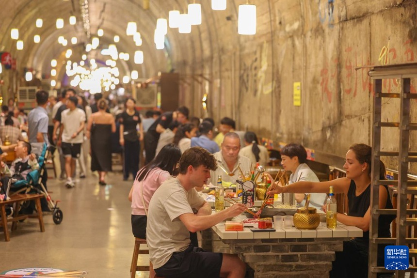 량장(两江)신구에서 외국인 관광객들이 훠궈 전문점에서 방공호 훠궈를 맛보고 있다. [8월 10일 촬영/사진 출처: 신화사]