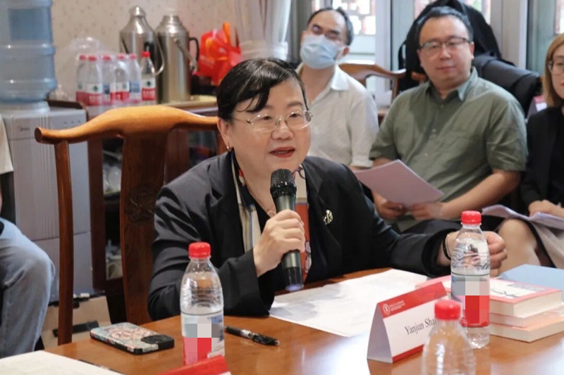 사오옌쥔(邵燕君) 베이징대학교 문학강습소 부소장이 좌담회를 주재하고 있다.[사진 출처: 주최측 제공]