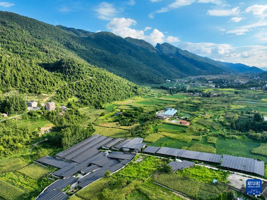 충칭(重慶)시 스주(石柱)현 싼싱(三星)향 우더우(五斗)촌의 분산형 태양광 발전 프로젝트 [8월 27일 드론 촬영/사진 출처: 신화사]