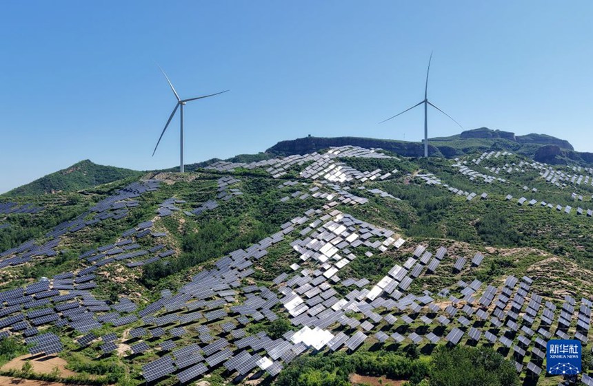 허베이(河北)성 짠황(贊皇)현 위안터우(院頭)진 차오자좡(曹家莊)촌 인근의 ‘풍광보완’(風光互補: 풍력과 태양광의 상호보완) 발전 단지 [5월 30일 드론 촬영/사진 출처: 신화사]