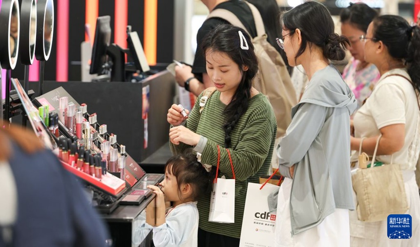 고객들이 중국면세품그룹(CDFG) 하이커우 르웨(日月)광장 면세점에서 상품을 고르고 있다. [8월 29일 촬영/사진 출처: 신화사]