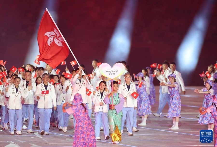 19일, 중국 홍콩 체육 대표단이 개막식에서 입장하고 있다.