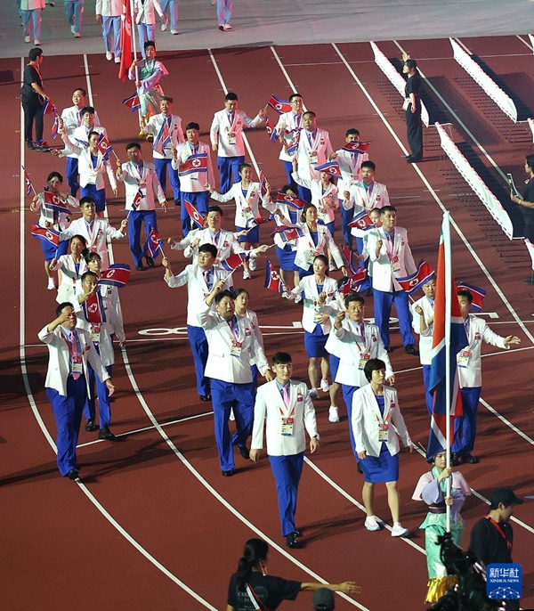 19일, 조선 체육 대표단이 개막식에서 입장하고 있다.