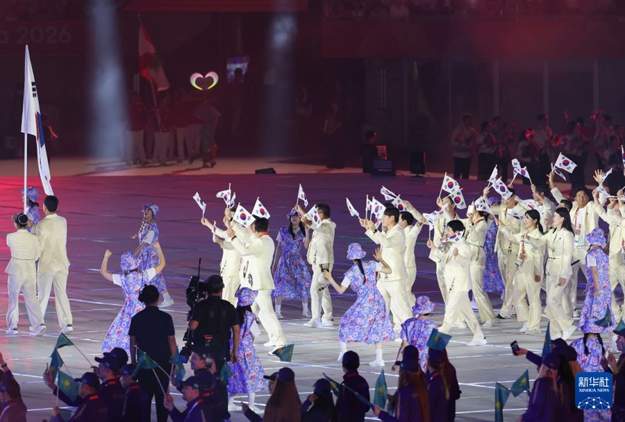 19일, 한국 체육 대표단이 개막식에서 입장하고 있다.
