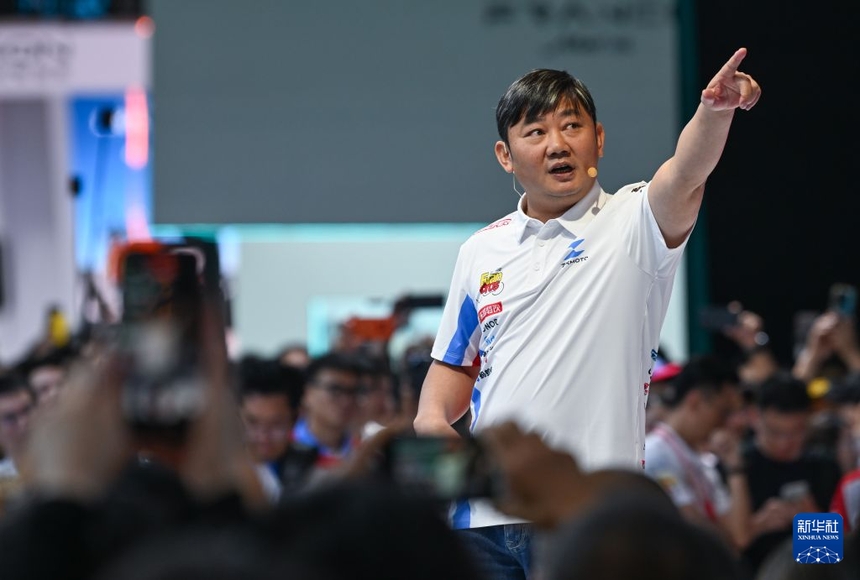 19일 충칭국제박람센터에서 열린 제24회 중국국제오토바이박람회 신차 발표회에서 ‘장쉐지처’ 창립자 장쉐(우측)가 발언하고 있다. [사진 출처: 신화사]