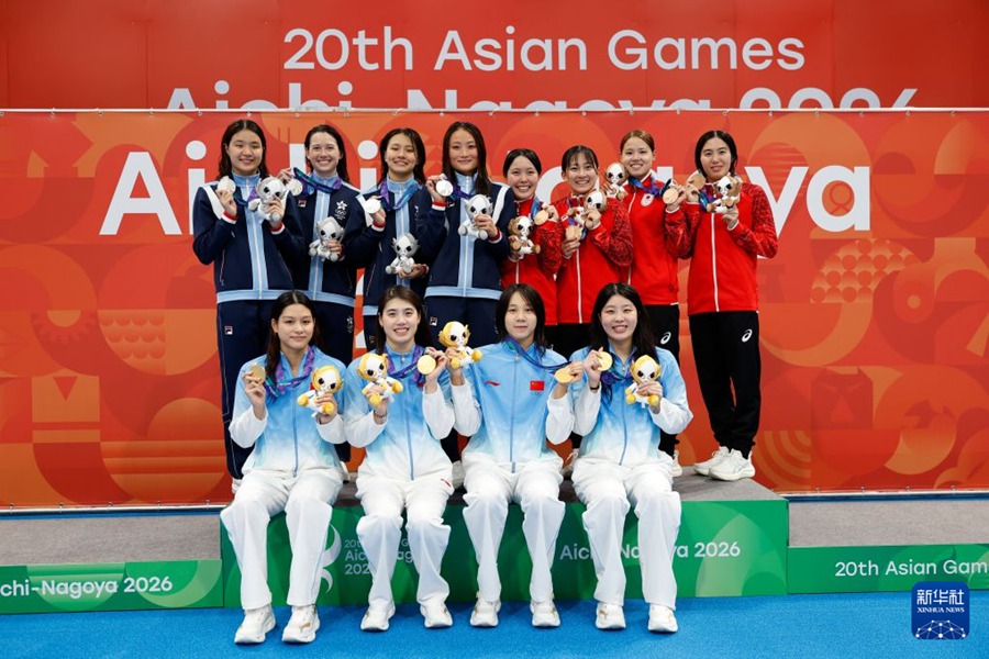20일, 우승 중국팀(앞), 준우승 중국 홍콩팀(뒤 왼쪽), 3위 일본팀이 시상식에서 기념 사진을 찍고 있다.