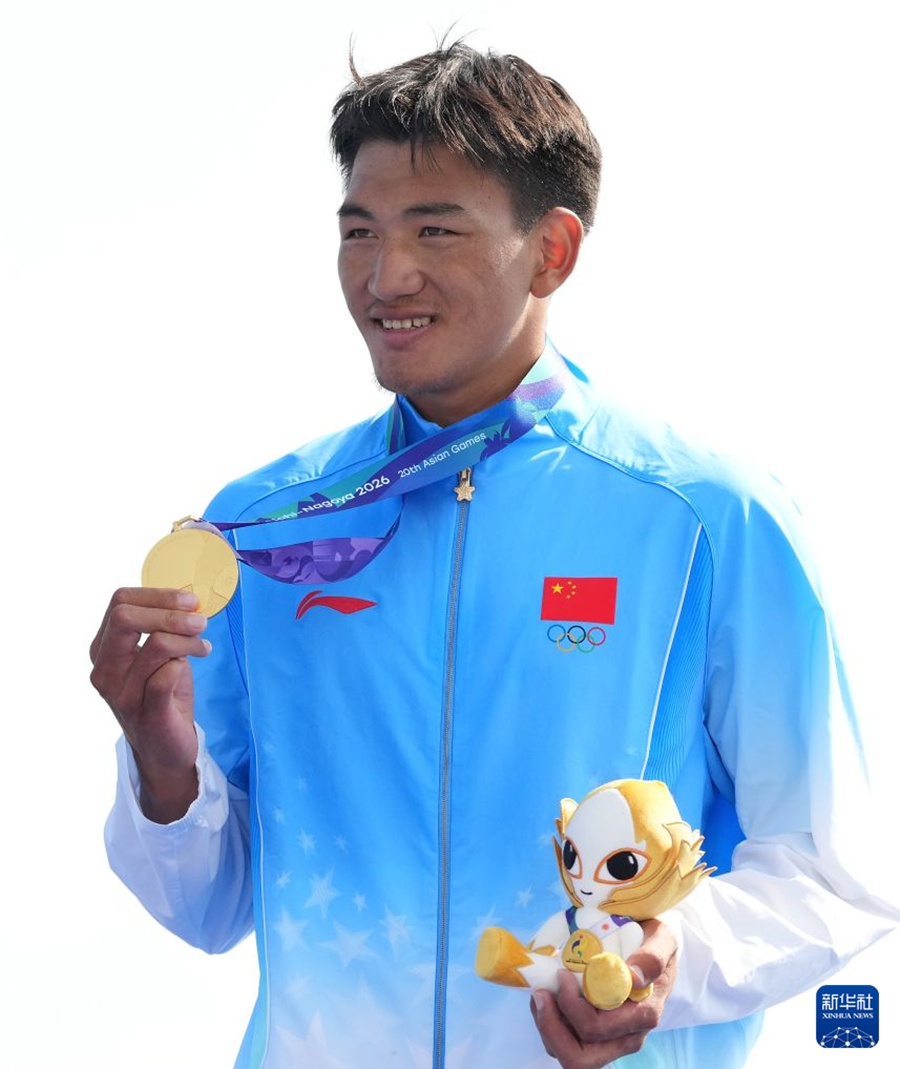 24일, 우승한 중국 선수 덩즈웨이가 시상식에서 기뻐하고 있다.