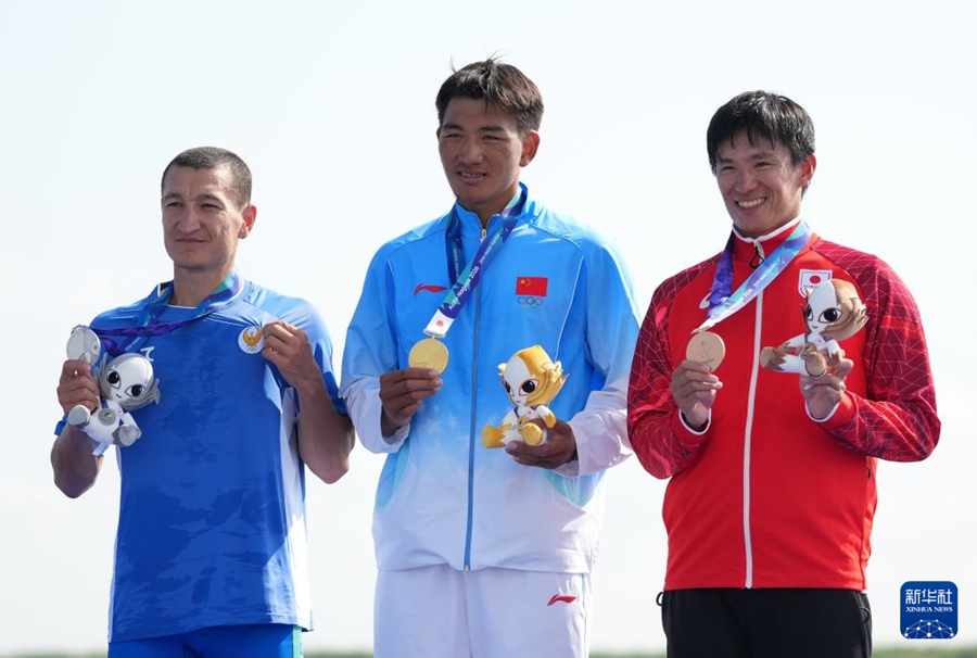 24일, 우승한 중국 선수 덩즈웨이(가운데), 준우승한 우즈베키스탄 선수 Shakhboz KHOLMURZAEV(왼쪽), 3위 일본 선수 사쿠라마 타츠야(櫻間達也)가 시상식에서 기념 촬영을 하고 있다.