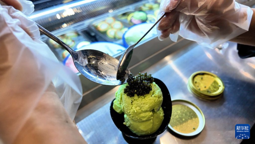 철갑상어 밸리 캐비어(글로벌) 가공센터의 캐비어 아이스크림 [자료 사진]