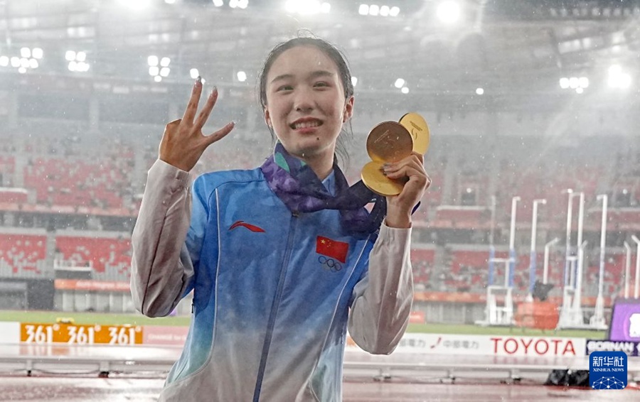 29일, 중국 선수 천위제가 시상식 후 이번 아시안게임에서 3관왕을 차지한 것을 자축하고 있다.