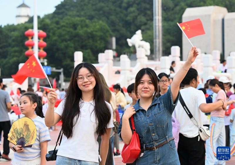 푸저우시 우이광장에서 시민들이 중화인민공화국 수립 77주년 국기 게양식에 참가하고 있다. [10월 1일 촬영/사진 출처: 신화사]
