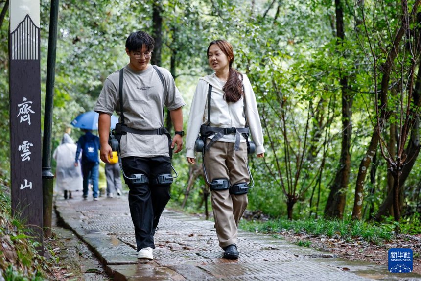 관광객들이 외골격 로봇을 착용하고 치윈산 관광지에서 등산하고 있다. [10월 2일 촬영/사진 촬영: 스야레이(施亞磊)]