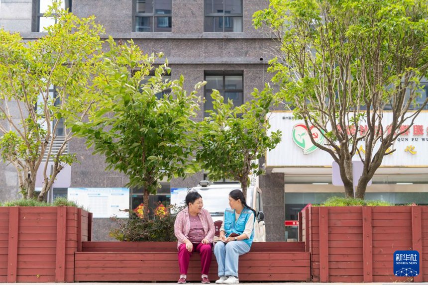 담당 직원이 ‘0.0001’ 돌봄양로계획 운영 상황을 놓고 주민들의 의견을 수렴해 해당 서비스를 최적화한다. [9월 12일 촬영/사진 촬영: 양위강] 