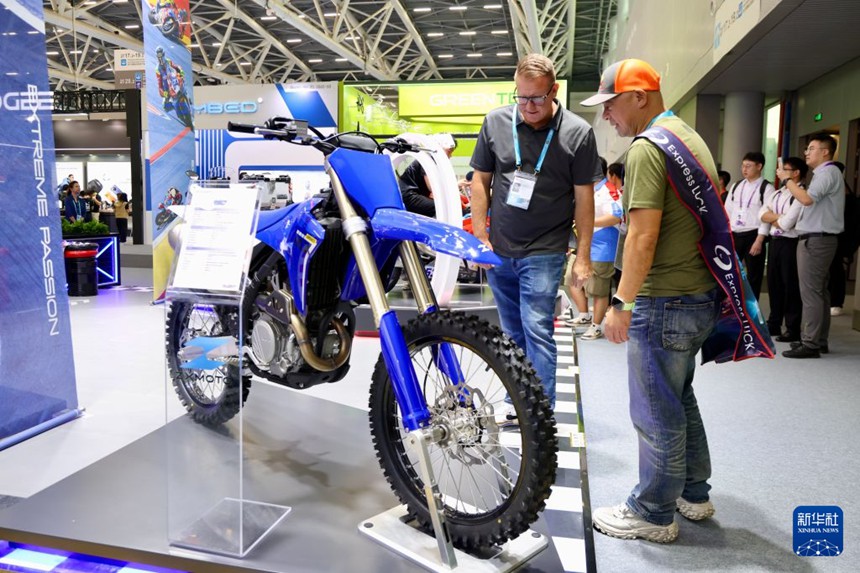 해외 바이어들이 캔톤페어에서 장쉐지처(張雪機車·ZXMOTO) 오토바이를 살펴보고 있다. [10월 15일 촬영/사진 출처: 신화사]