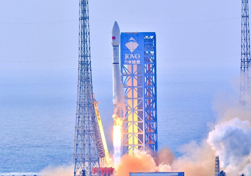 9월 17일, 창정(長征) 12호 운반로켓이 하이난(海南) 상업용 우주발사장에서 점화되어, 위성 인터넷 저궤도 25조 위성이 예정 궤도에 안착했다. [사진 촬영: 스자민(史家民)]