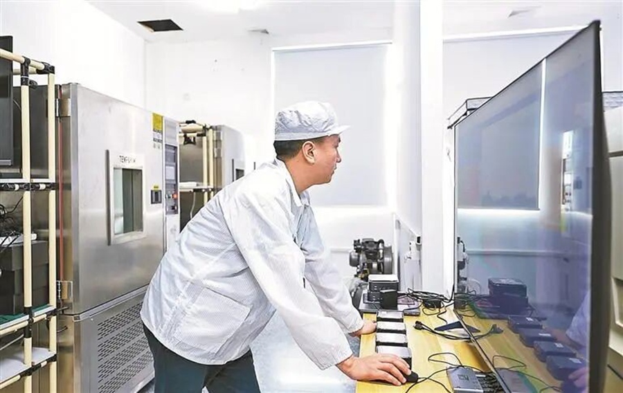 촹잉신 엔지니어가 제품을 테스트한다. [사진 출처: 용화신문(龍華新聞)] 
