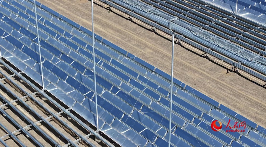 싼샤신에너지 하미풍전유한공사의 100만kW ‘태양열+태양광 발전’ 프로젝트에서 고정밀 반사경들이 일조 각도에 따라 정밀하게 회전하며 흩어진 태양광에너지를 안정적인 태양열에너지로 모으고 있다. [사진 출처: 인민망]