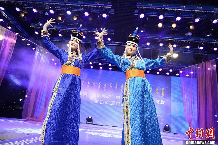 몽고족 전통의상 공연…색다른 복식문화 선보여