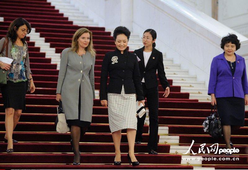 펑리위안, 法대통령 연인과 함께 기념사진 촬영 (3)