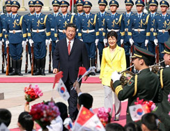 27일 시진핑(習近平) 중국 국가주석이 베이징 인민대회당 동문 밖 광장에서 공식 환영행사를 가져 박근혜 한국 대통령의 중국 방문을 환영했다.