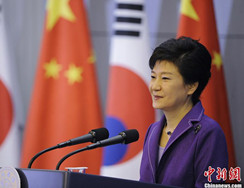 중국에 대한 국빈방문을 진행 중인 박근혜 한국 대통령이 29일 오전 10시 30분 칭화(清華)대학교에서 ‘새로운 20년을 여는 한중 신뢰의 여정'이란 주제로 연설을 했다.