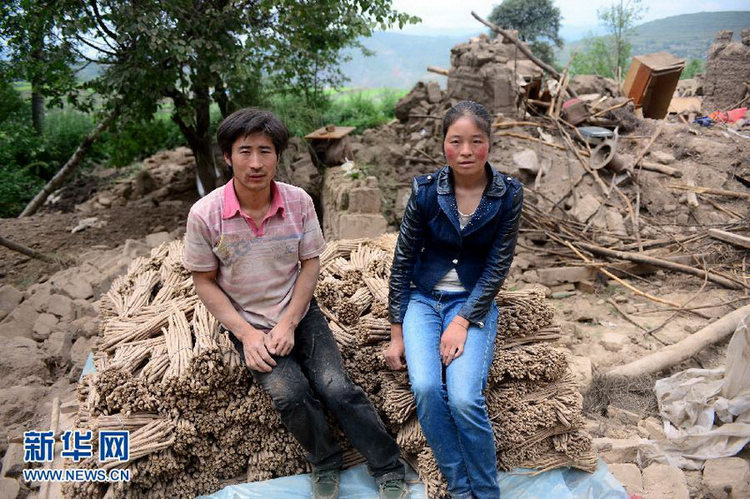 간쑤(甘肅) 한 용감한 가장…지진현장서 맨손으로 가족 구해
