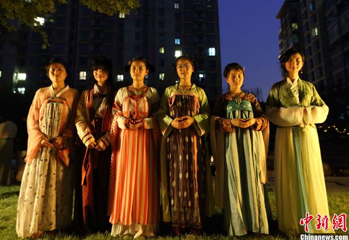 난징 칠석맞이 행사…中전통의상 입고 연등 띄워 (3)