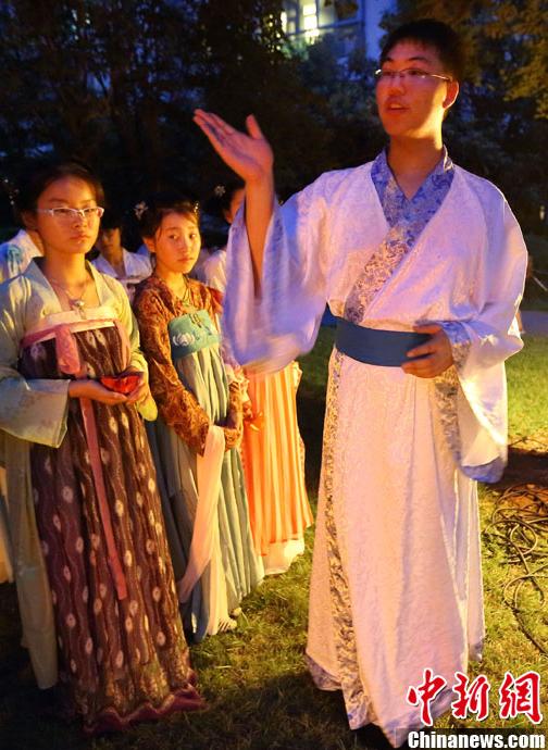 난징 칠석맞이 행사…中전통의상 입고 연등 띄워 (6)