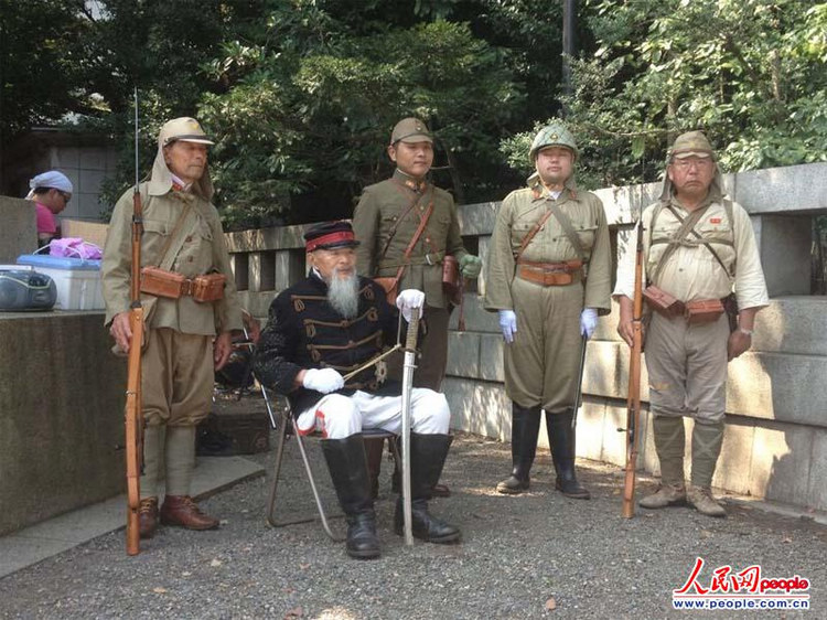일제시대 군복 입고 야스쿠니 참배하러 온 일본인들인민망 자오쑹(趙松) 촬영기자