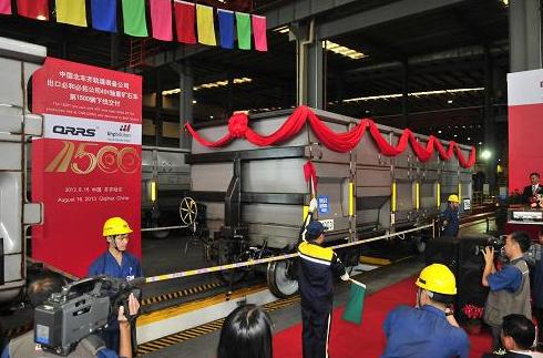 사진은 생산공장에서 출하되고 있는 차축하중 40톤급의 스테인리스 광석차의 모습이다.