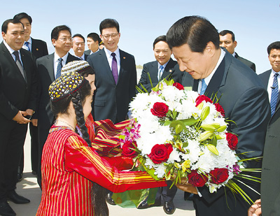 9월 3일 시진핑(习近平) 국가주석은 아슈하바트에 도착해 투르크메니스탄 국빈방문에 돌입하였다. 이 사진은 투르크메니스탄 어린이들이 시진핑 주석에게 꽃을 전달하는 모습이다.