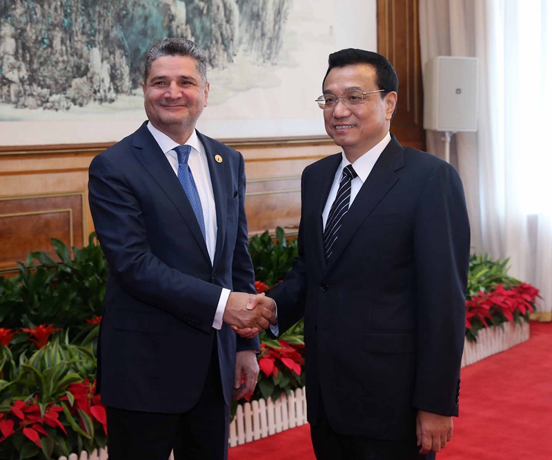 리커창(李克剛) 국무원 총리가 제7회 하계 다보스 포럼 참가차 중국을 방문한 아르메니아 총리와 회견했다.