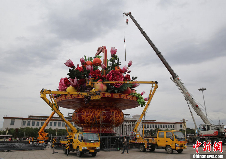 높이 18m 넘는 대형 꽃바구니 천안문광장에 등장