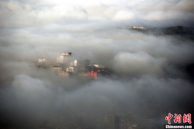 구이저우서 도시 뒤덮은 신기루 같은 안개 경관 연출