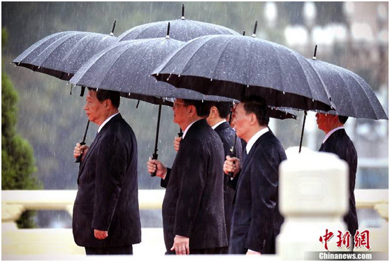시진핑, 당 지도자들과 인민영웅기념비에 헌화