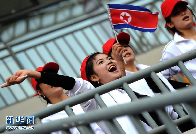 조선 미녀 응원단, 동아시아경기대회서 눈길 끌어 (2)