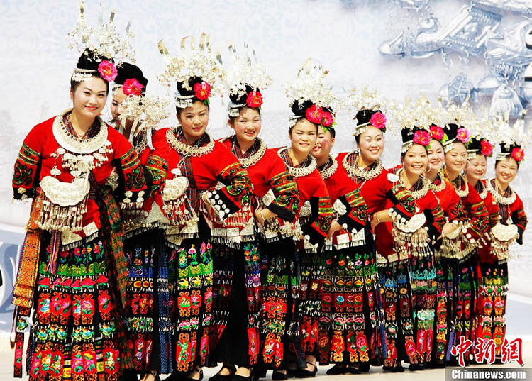 묘족 전통의상 문화제 후난서 개최…화려함 뽐내