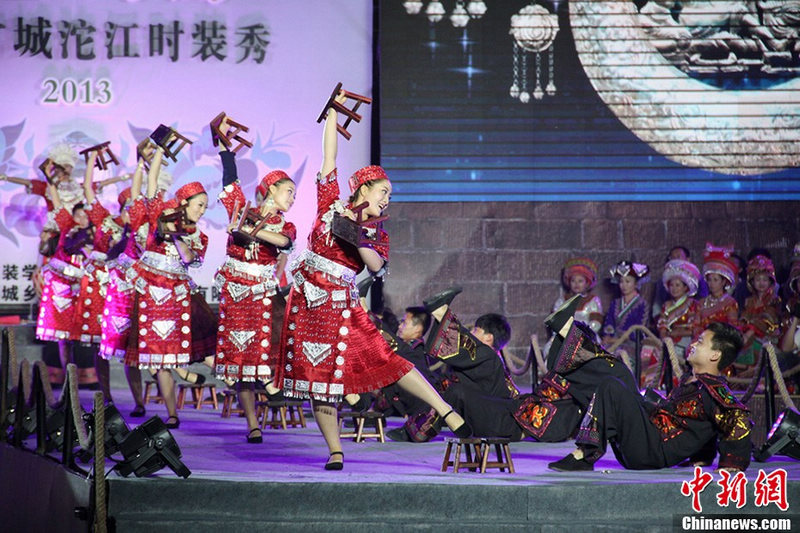 중국 묘족 전통의상문화제서 수상 패션쇼 선보여 (5)