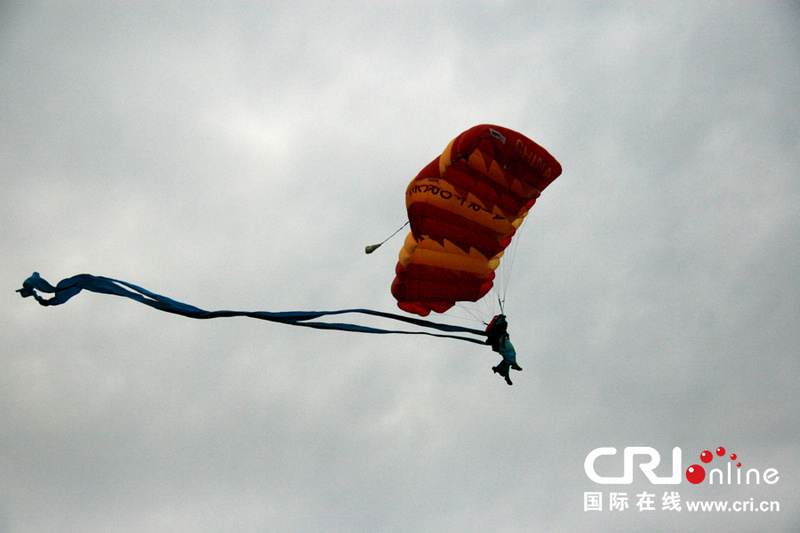 제37회 국제군사체육 낙하산 선수권 대회 쓰촨서 개막 (5)