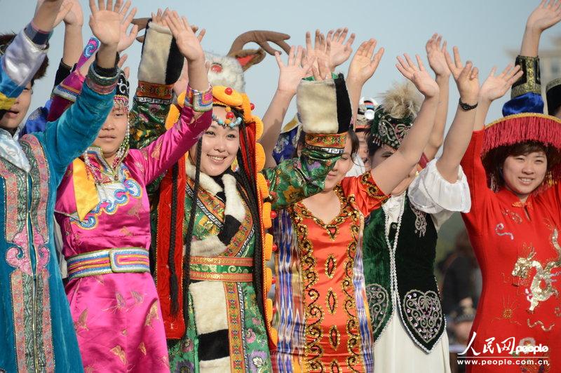천안문 광장서 56개 민족전통의상 홍보사진 촬영 (4)