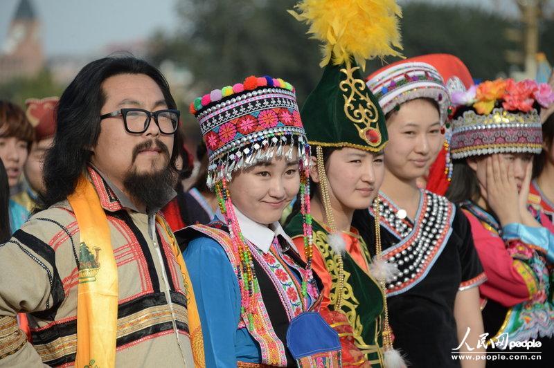 천안문 광장서 56개 민족전통의상 홍보사진 촬영 (2)