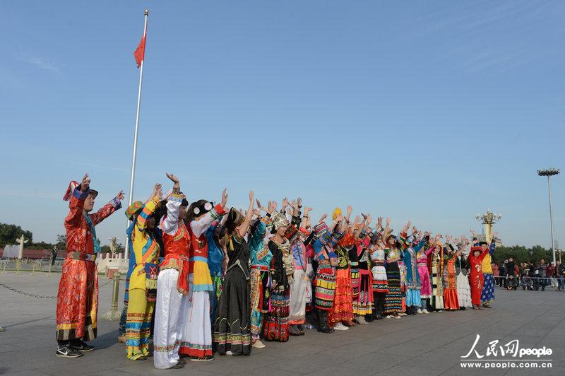 천안문 광장서 56개 민족전통의상 홍보사진 촬영 (3)