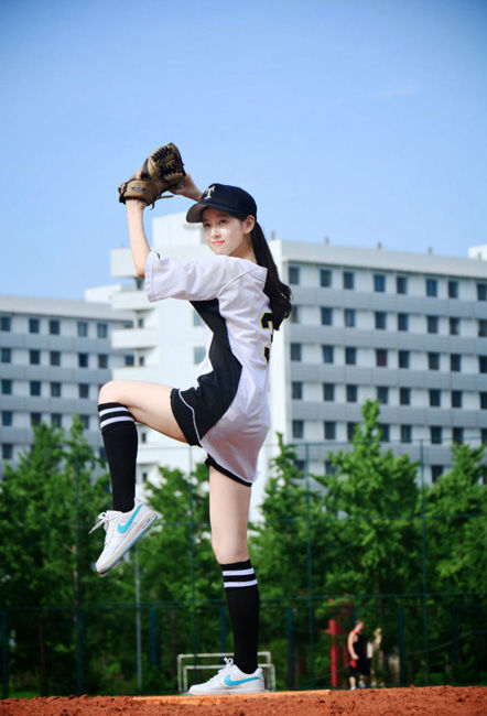 ‘칭화대 여신’의 야구하는 모습…청순미 넘쳐 (3)