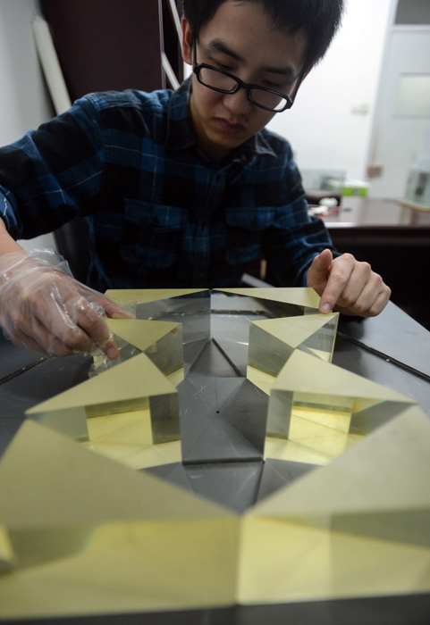 저장대학 연구팀 6각형 기둥모양 ‘투명망토’ 연구제작 (2)