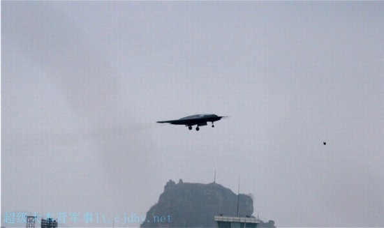 중국 스텔스 공격형 무인기 ‘리젠’ 첫 비행에 성공 (5)