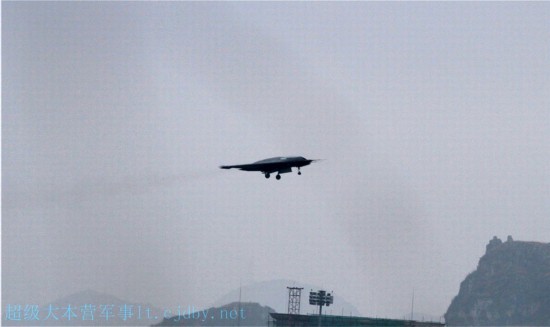 중국 스텔스 공격형 무인기 ‘리젠’ 첫 비행에 성공 (4)